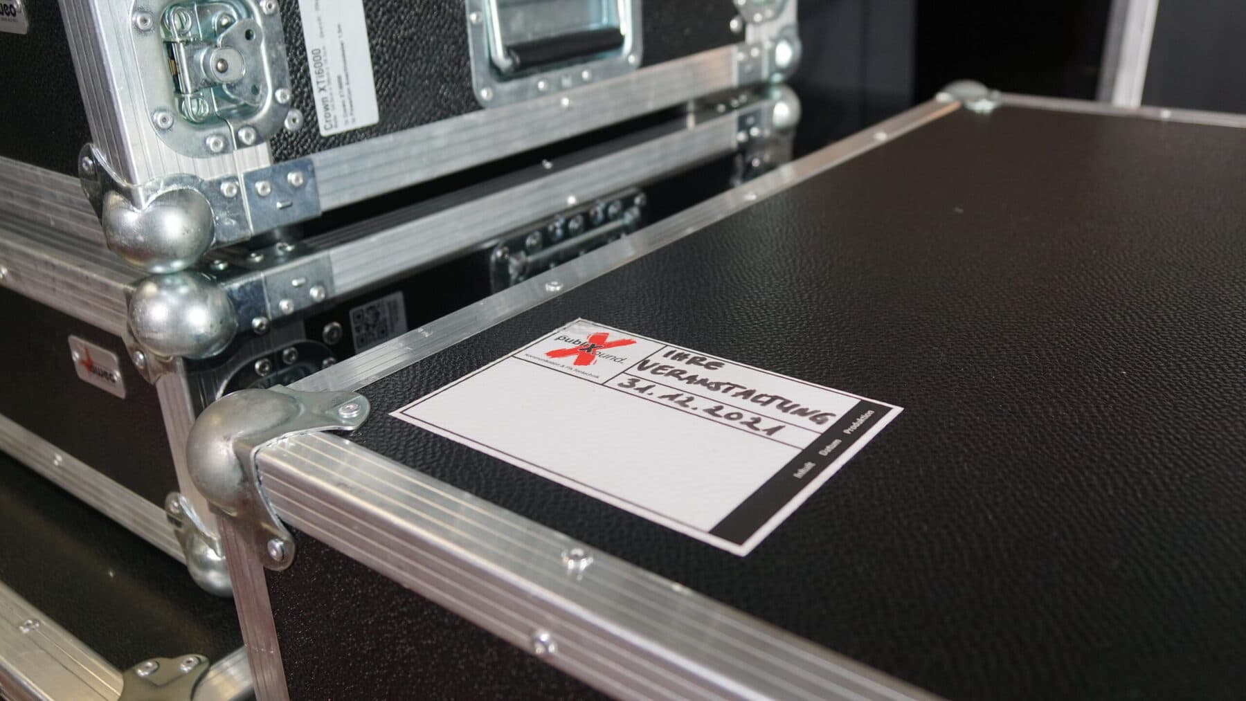 Beschriftetes Flightcase im Lager von publiXound