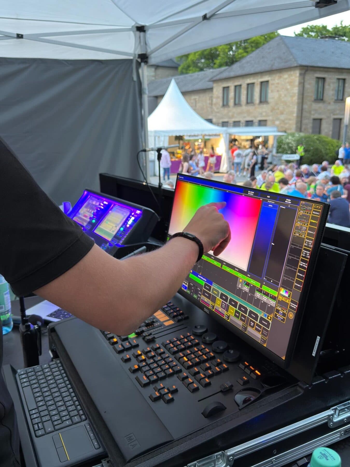 Techniker von publiXound am Lichtpult während einer Open-Air-Veranstaltung